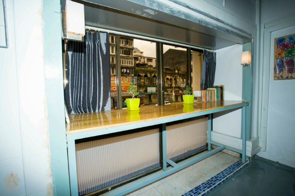 Min Galar Par Hostel Yangon Extérieur photo